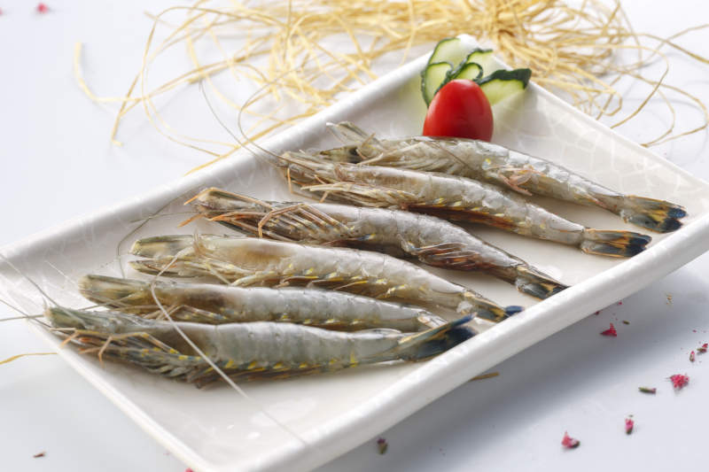 精美餐具装的泰国黑虎虾