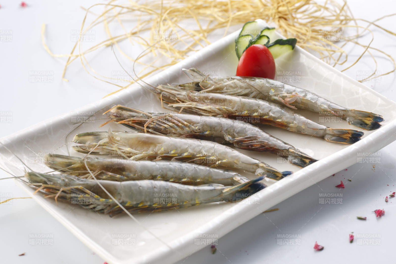 精美餐具装的泰国黑虎虾