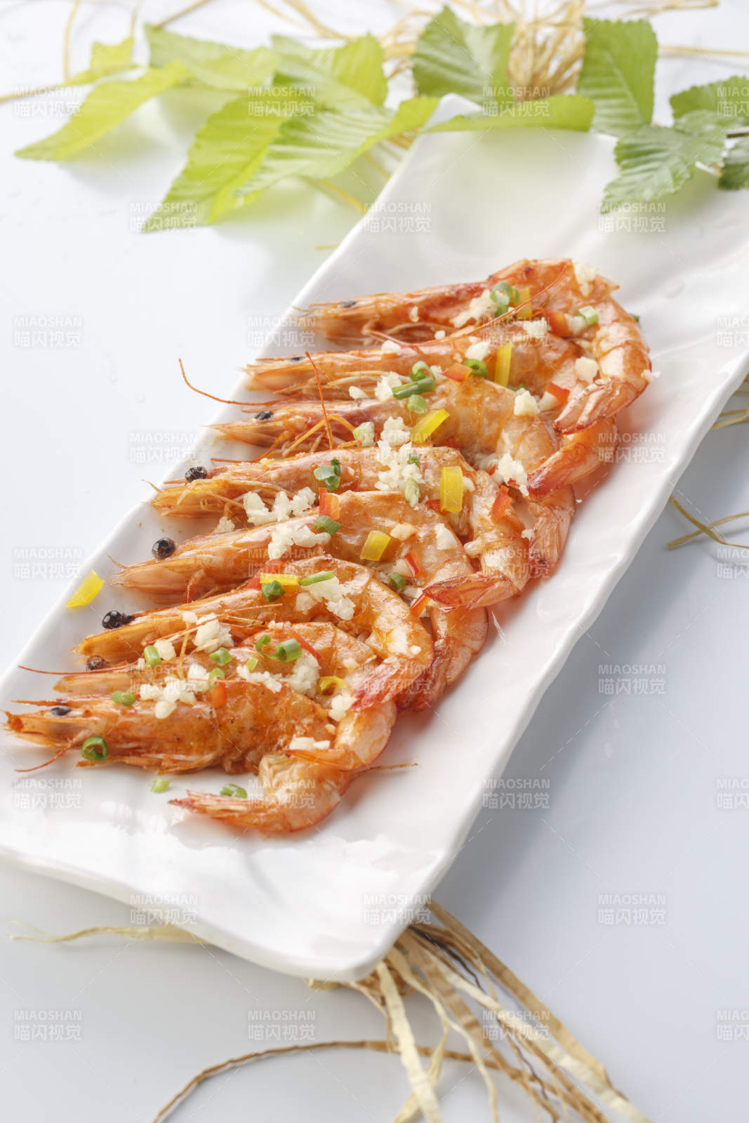 白色瓷盘装的法式铁板椒盐脆皮虾