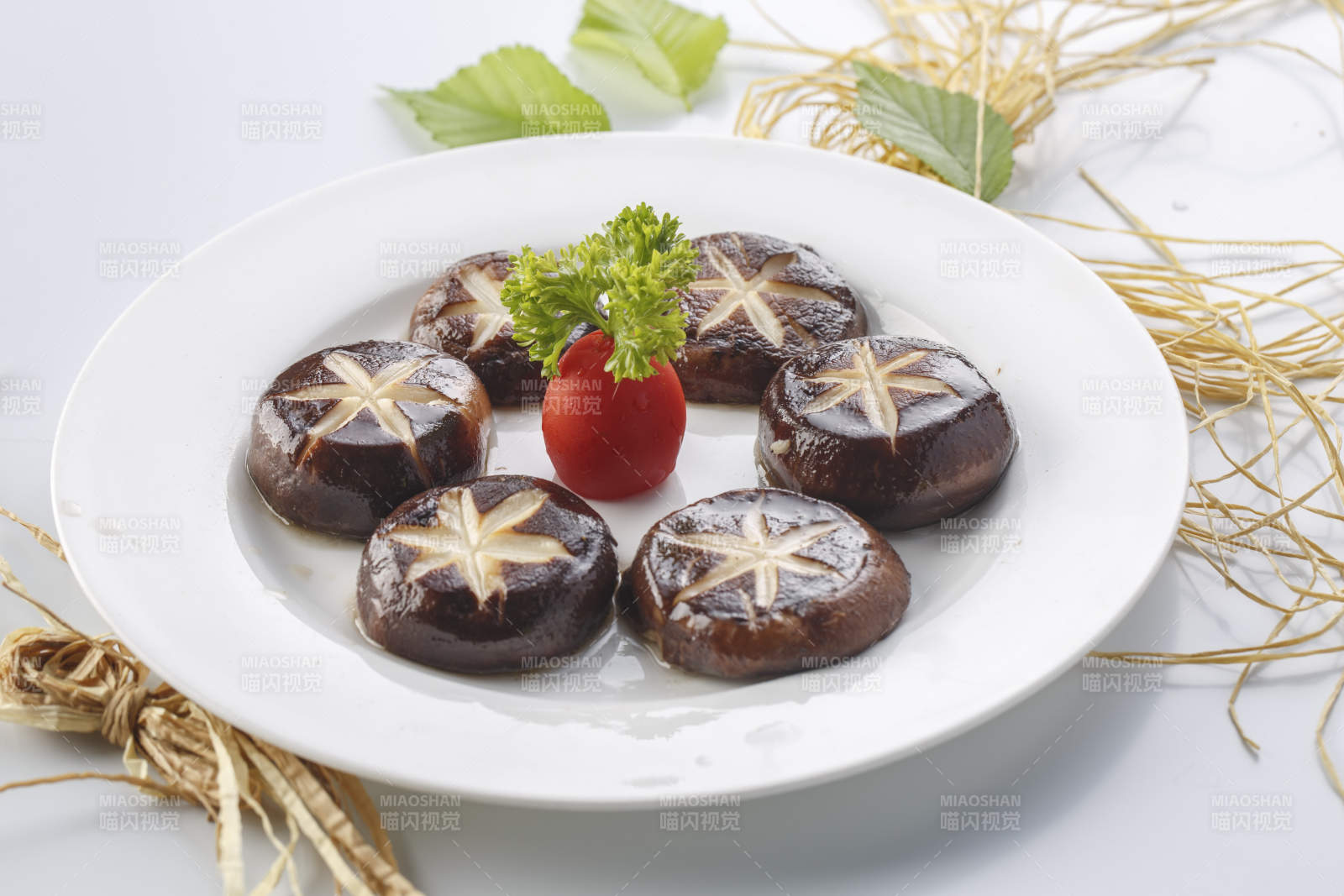 白色瓷盤裝的凡是鐵板花刀香菇