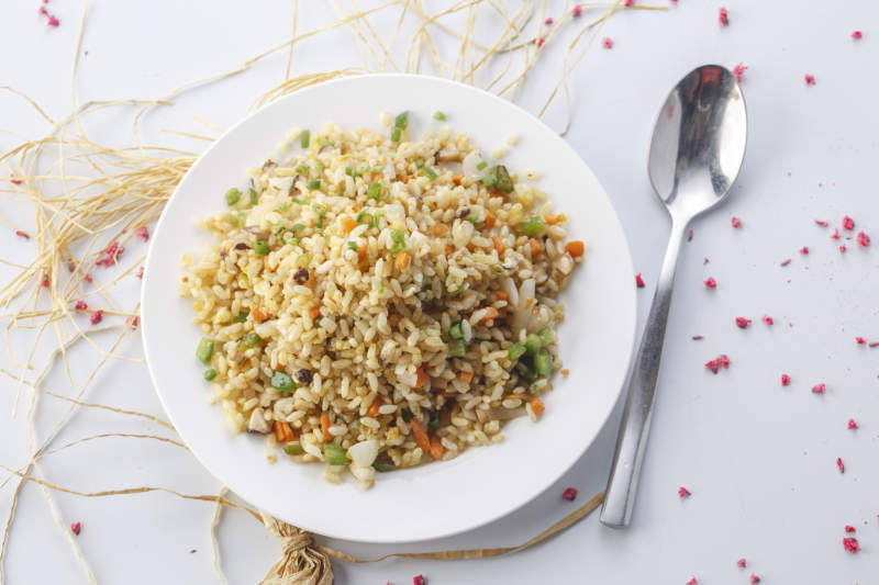 铁板虾干蛋炒饭摆放在草垫上