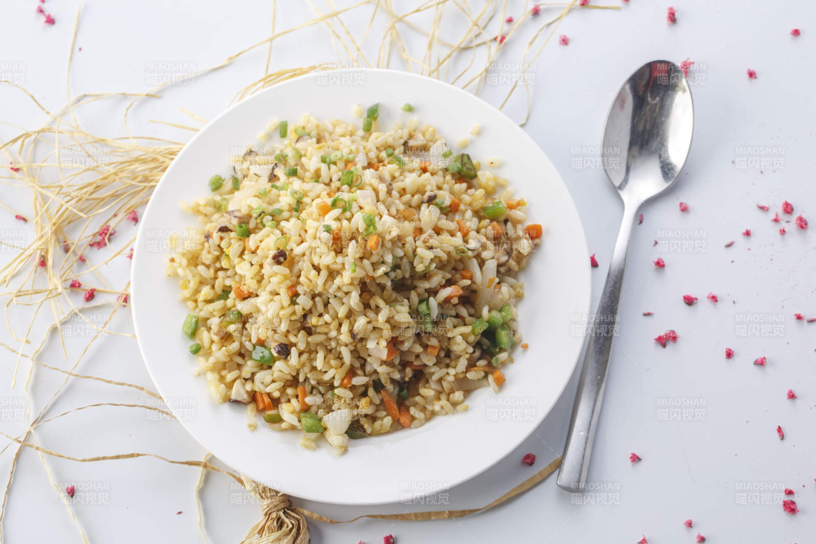 铁板虾干蛋炒饭摆放在草垫上