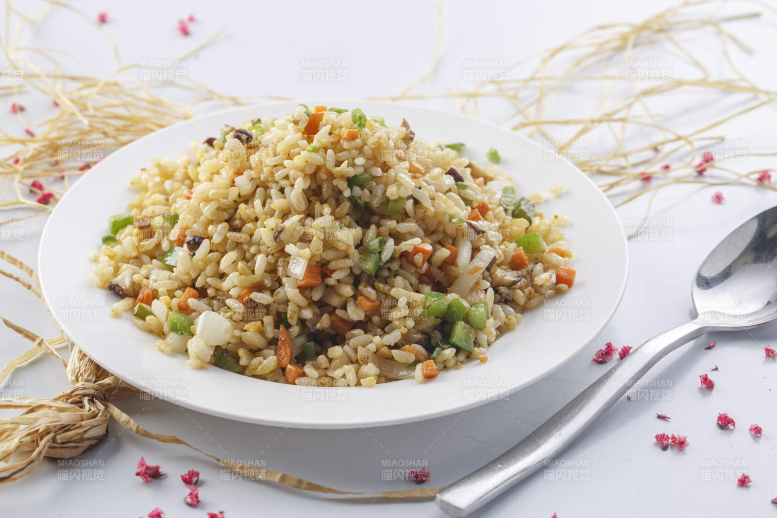 铁板虾干蛋炒饭摆放在草垫上