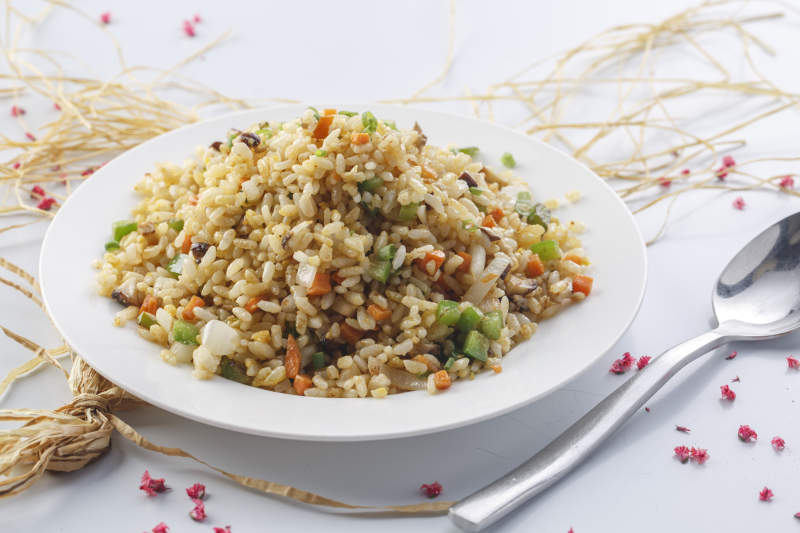 铁板虾干蛋炒饭摆放在草垫上