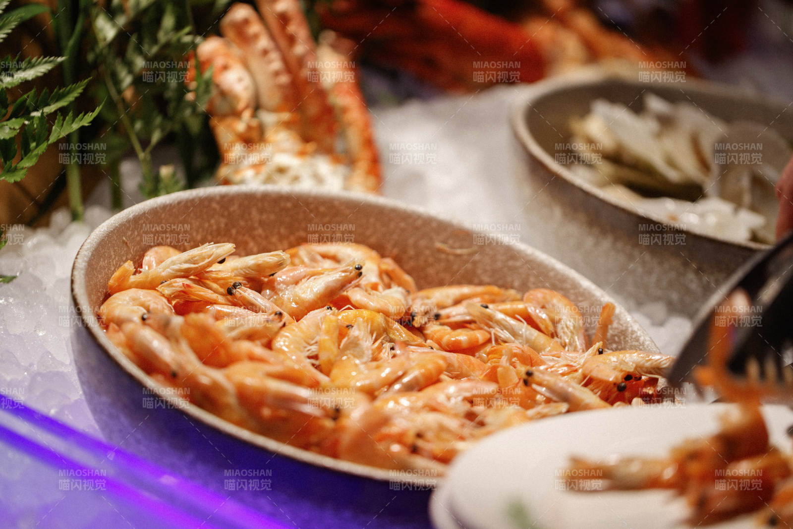 高档自助餐日式料理餐台摆放的寿司-摄影图