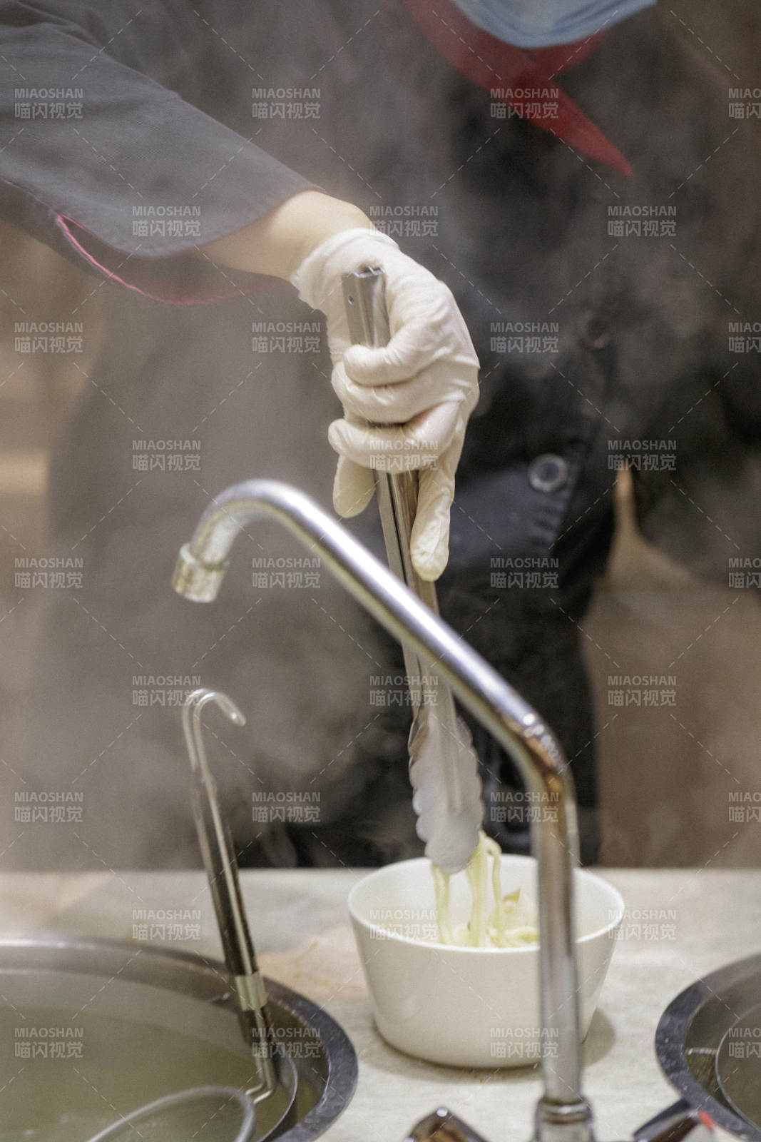 高档自助餐日式料理餐台摆放的寿司-摄影图