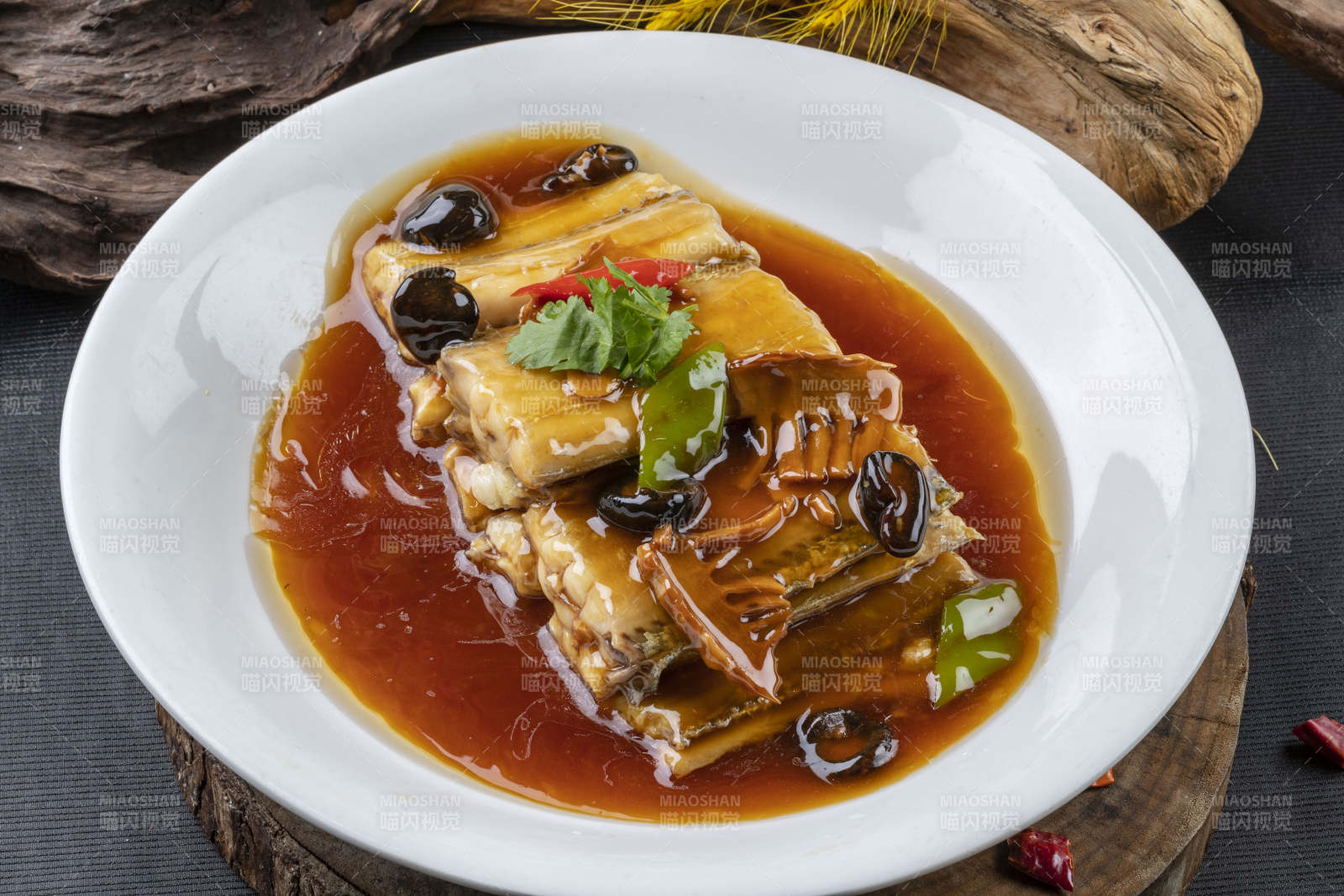 浇汁红烧带鱼图片