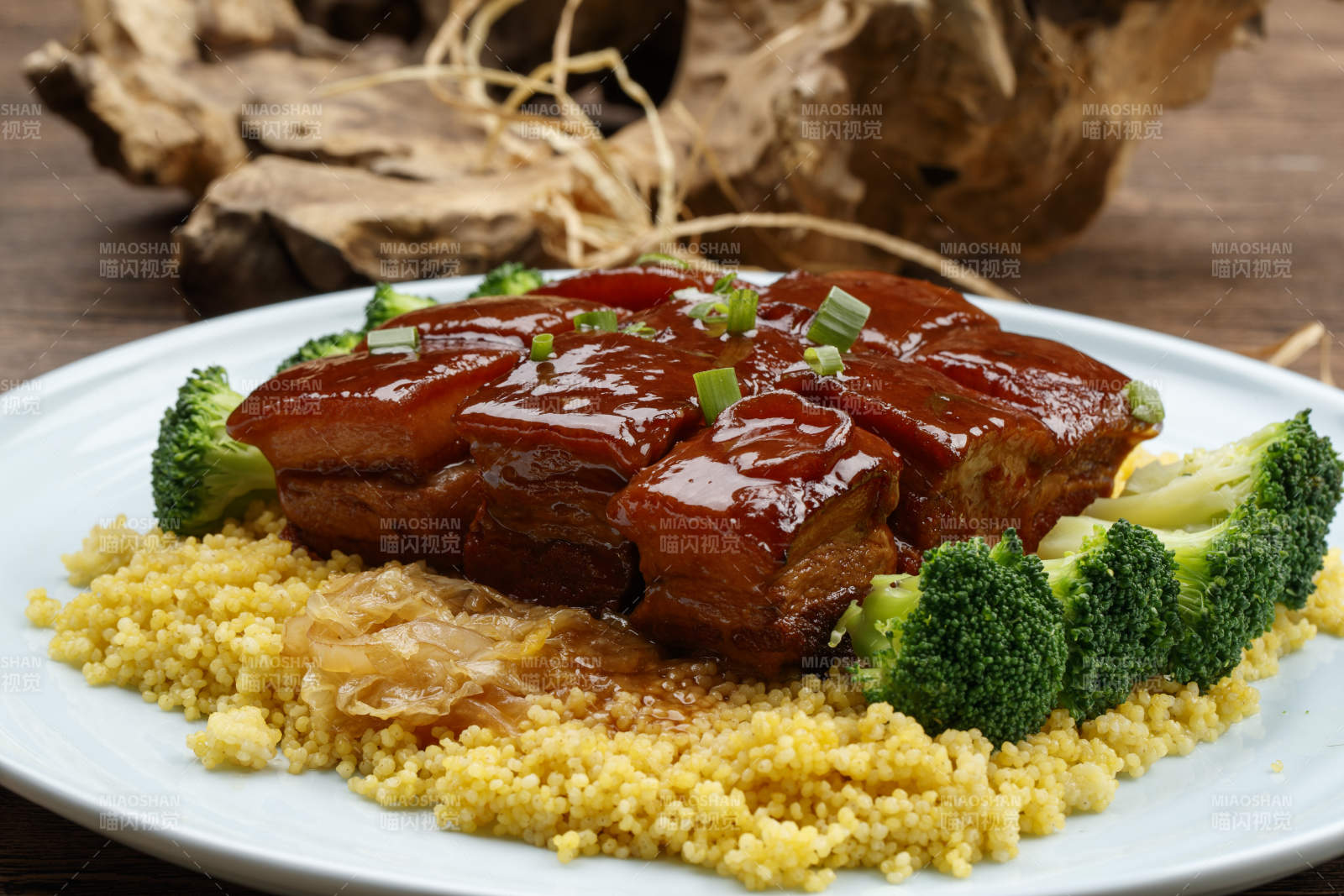 金米东坡肉-摄影图