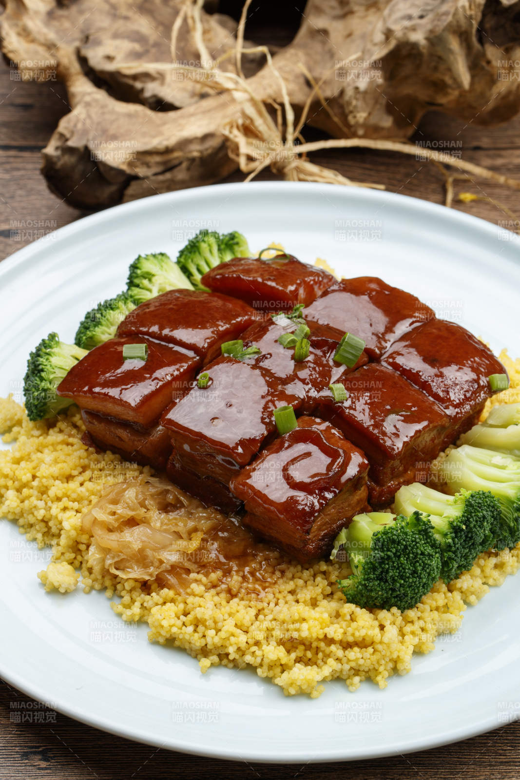 金米东坡肉-摄影图