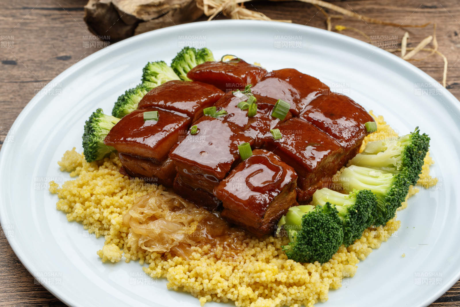 金米东坡肉-摄影图