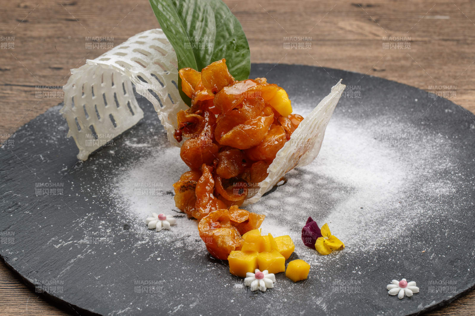 撒粉果脯配鲜果-摄影图