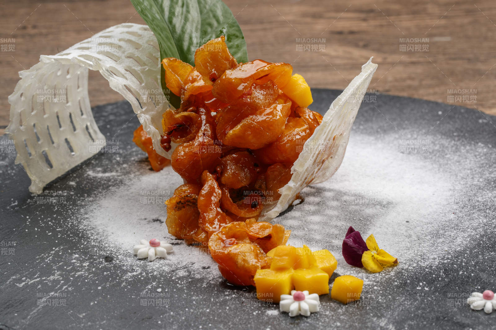 撒粉果脯配鲜果-摄影图