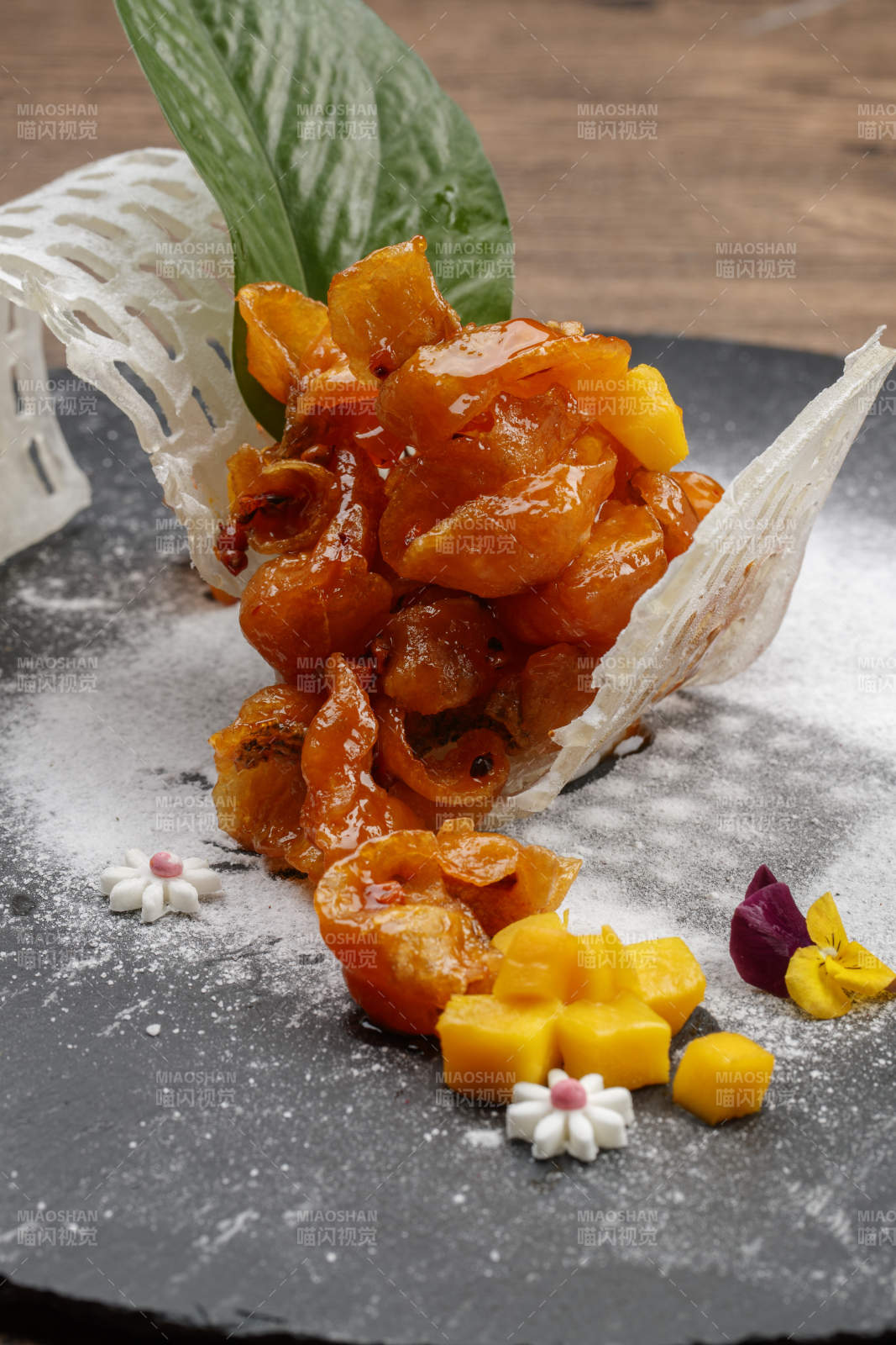 撒粉果脯配鲜果-摄影图