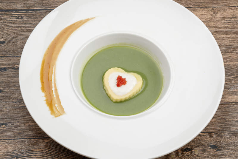 蔬菜汁配虾泥蛋白鲑鱼子