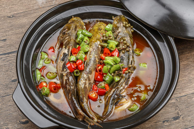 藤椒麻辣砂锅煲嘎鱼