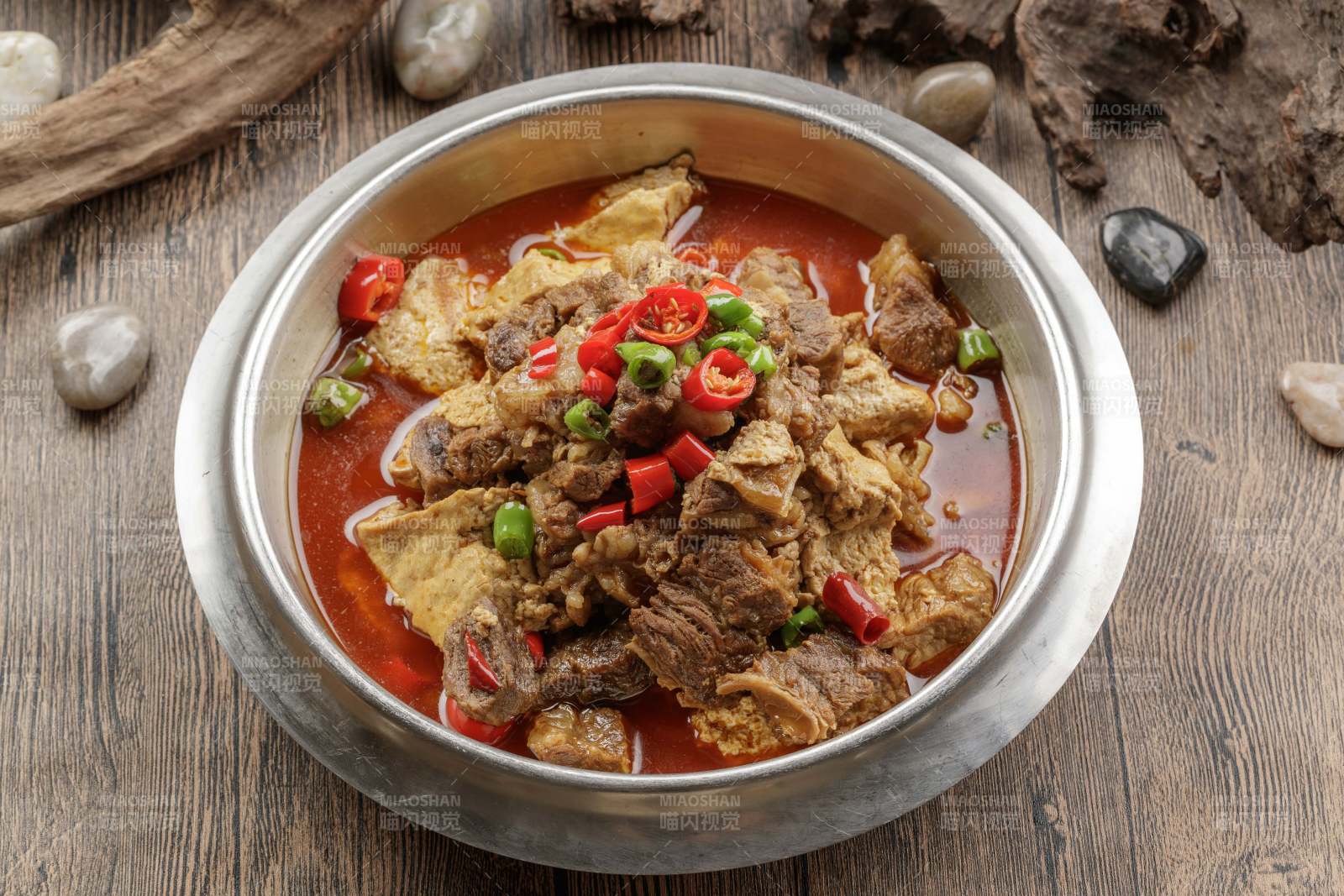 红汤锅仔豆腐炖牛腱