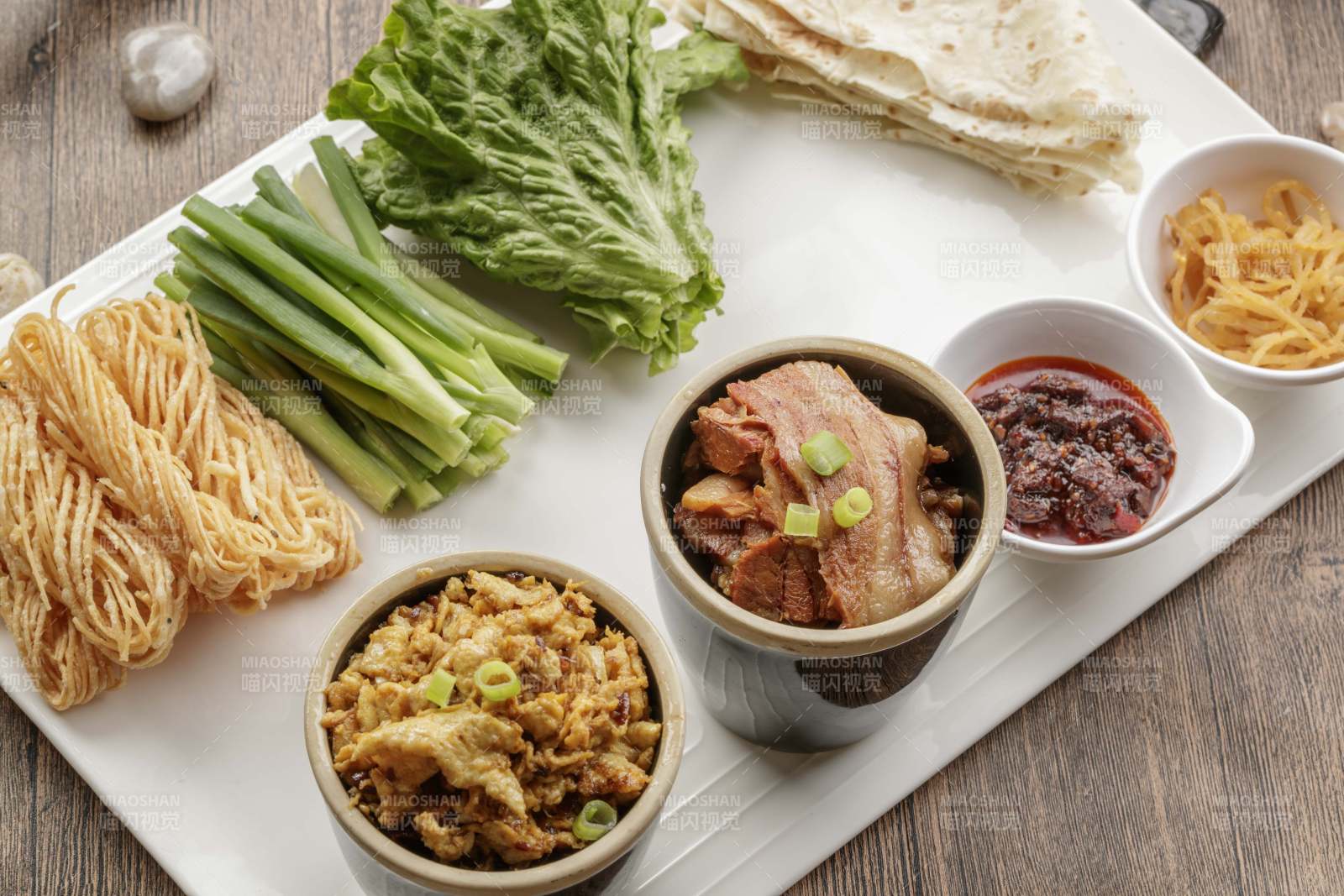 熏肉炒蛋蘸酱炸面小葱生菜卷饼-摄影图