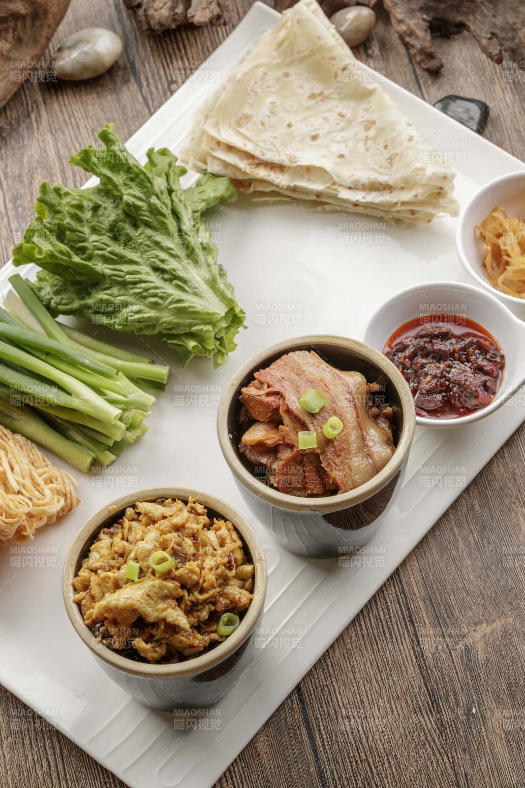 熏肉炒蛋蘸酱炸面小葱生菜卷饼-摄影图