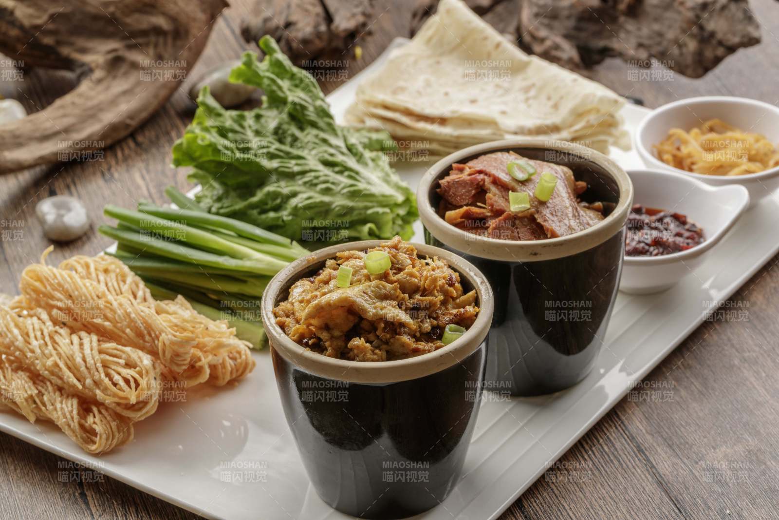 熏肉炒蛋蘸酱炸面小葱生菜卷饼-摄影图