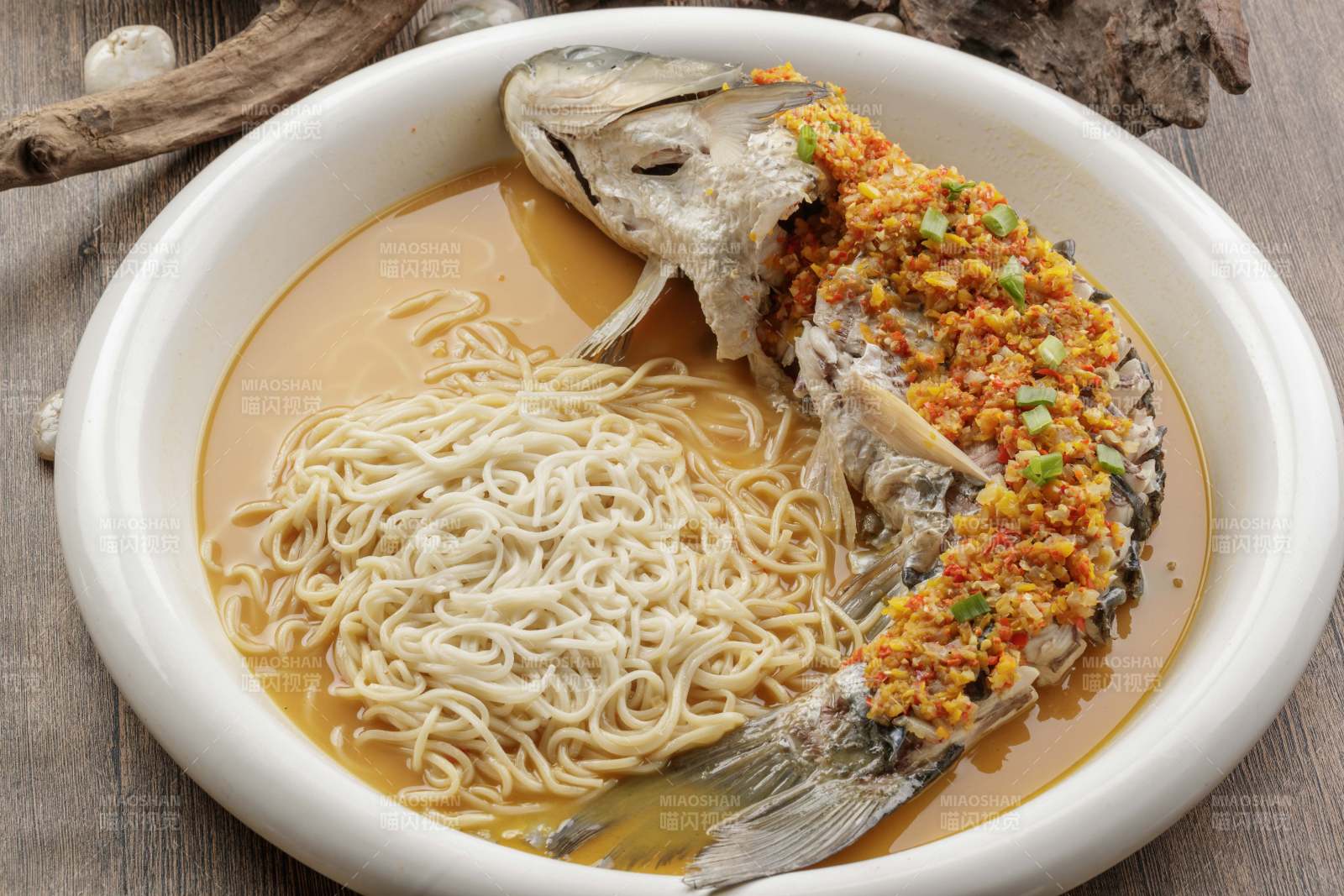 剁椒野生草鱼配面