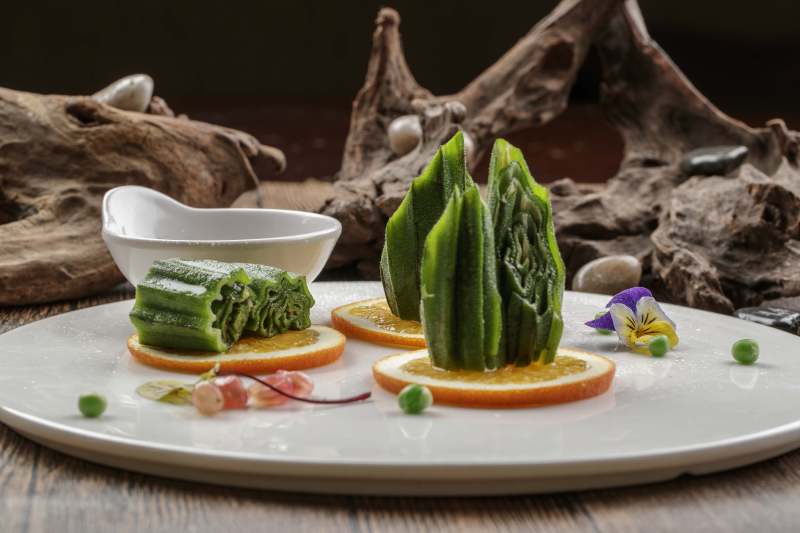 瓷盤裝的甜橙涼拌秋葵