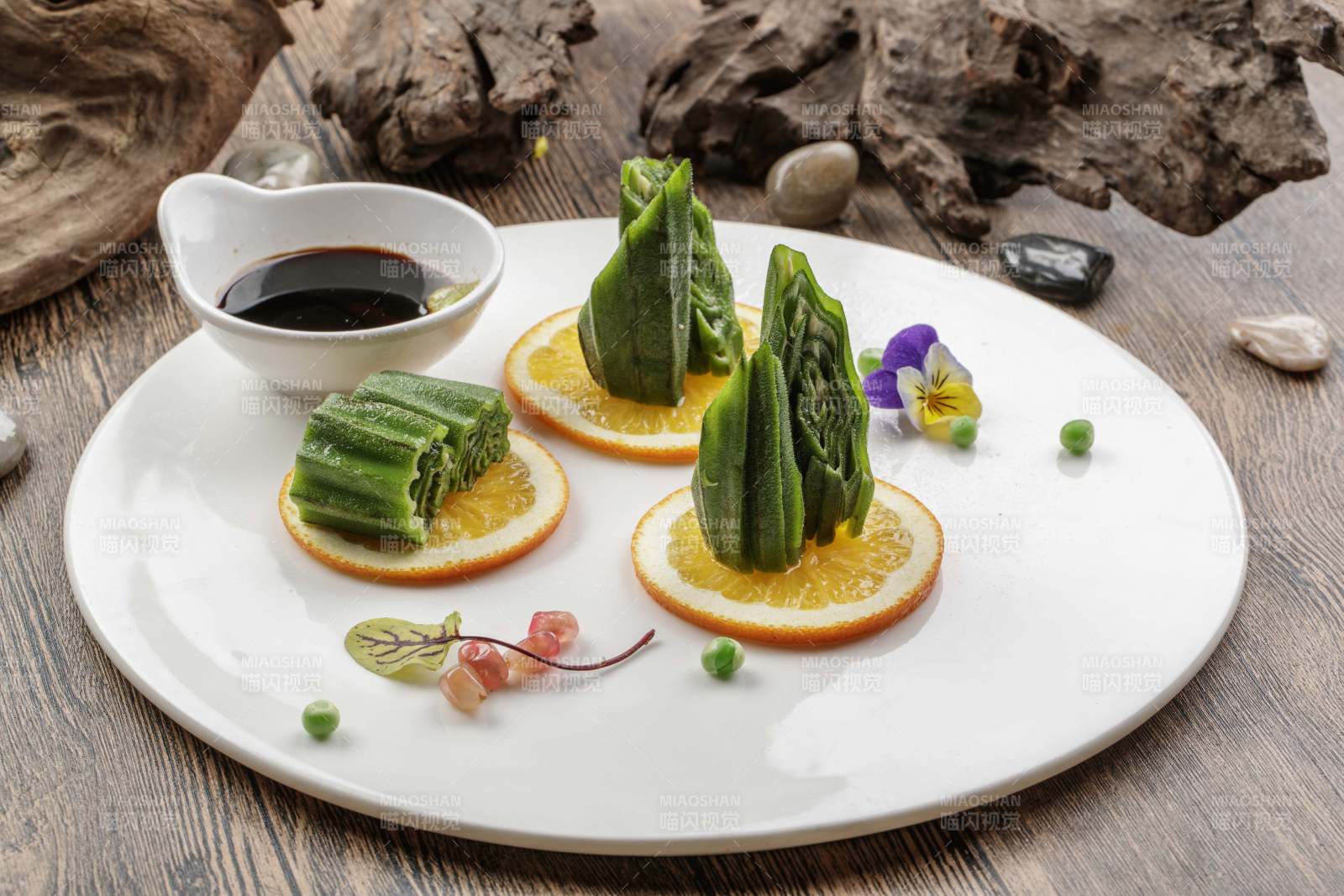 瓷盤裝的甜橙涼拌秋葵