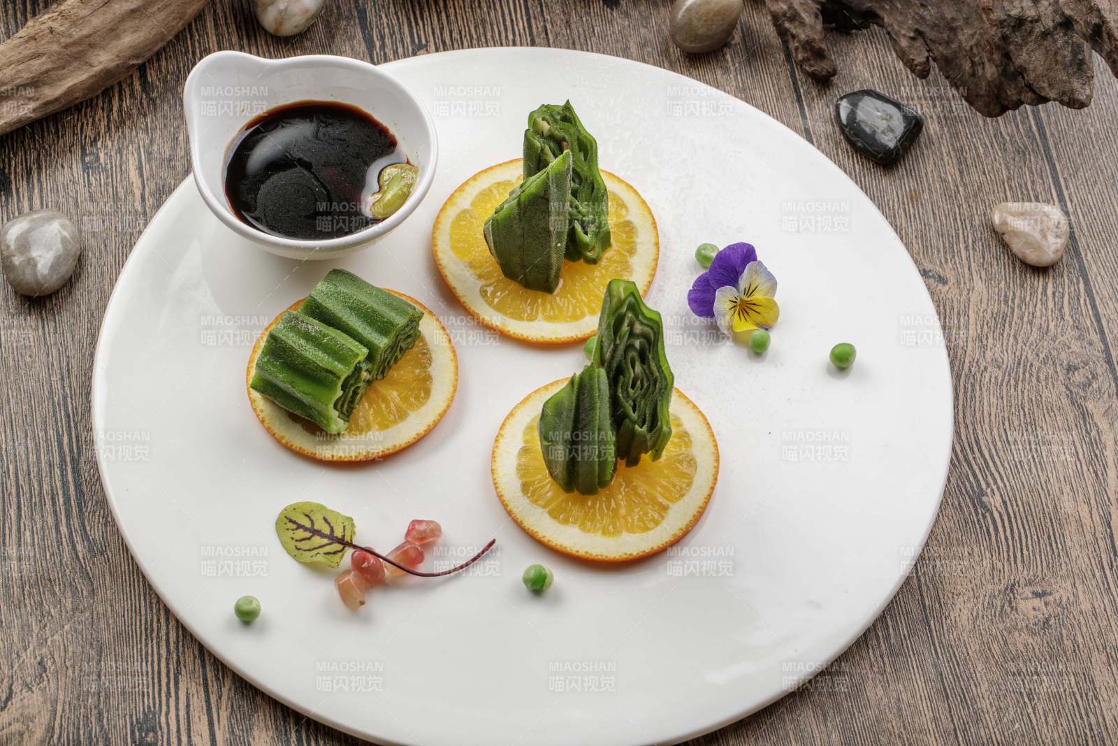 瓷盤裝的甜橙涼拌秋葵