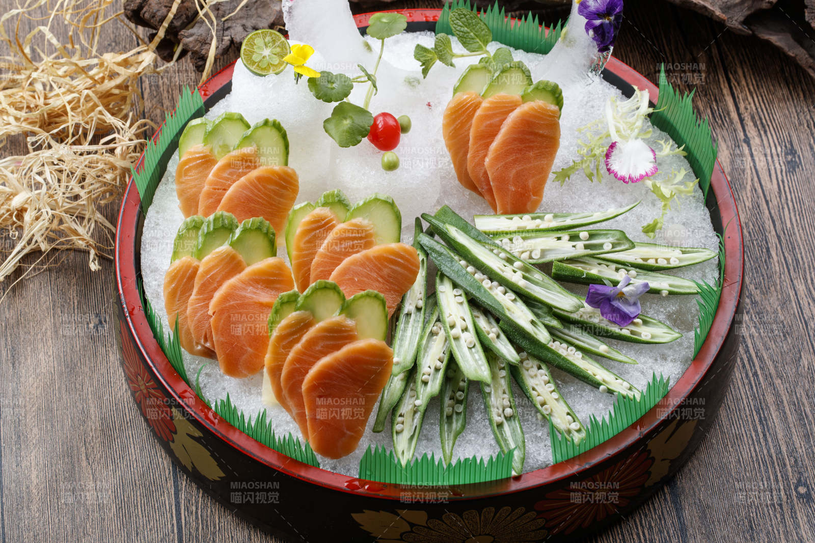 冰镇秋葵三文鱼刺身日式料理-摄影图