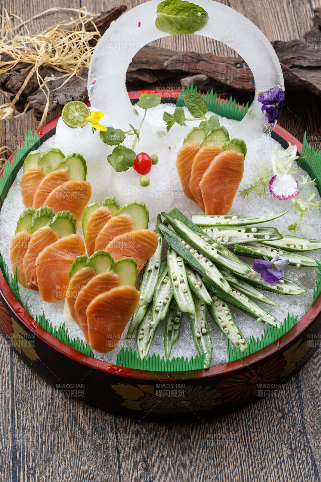 冰镇秋葵三文鱼刺身日式料理-摄影图