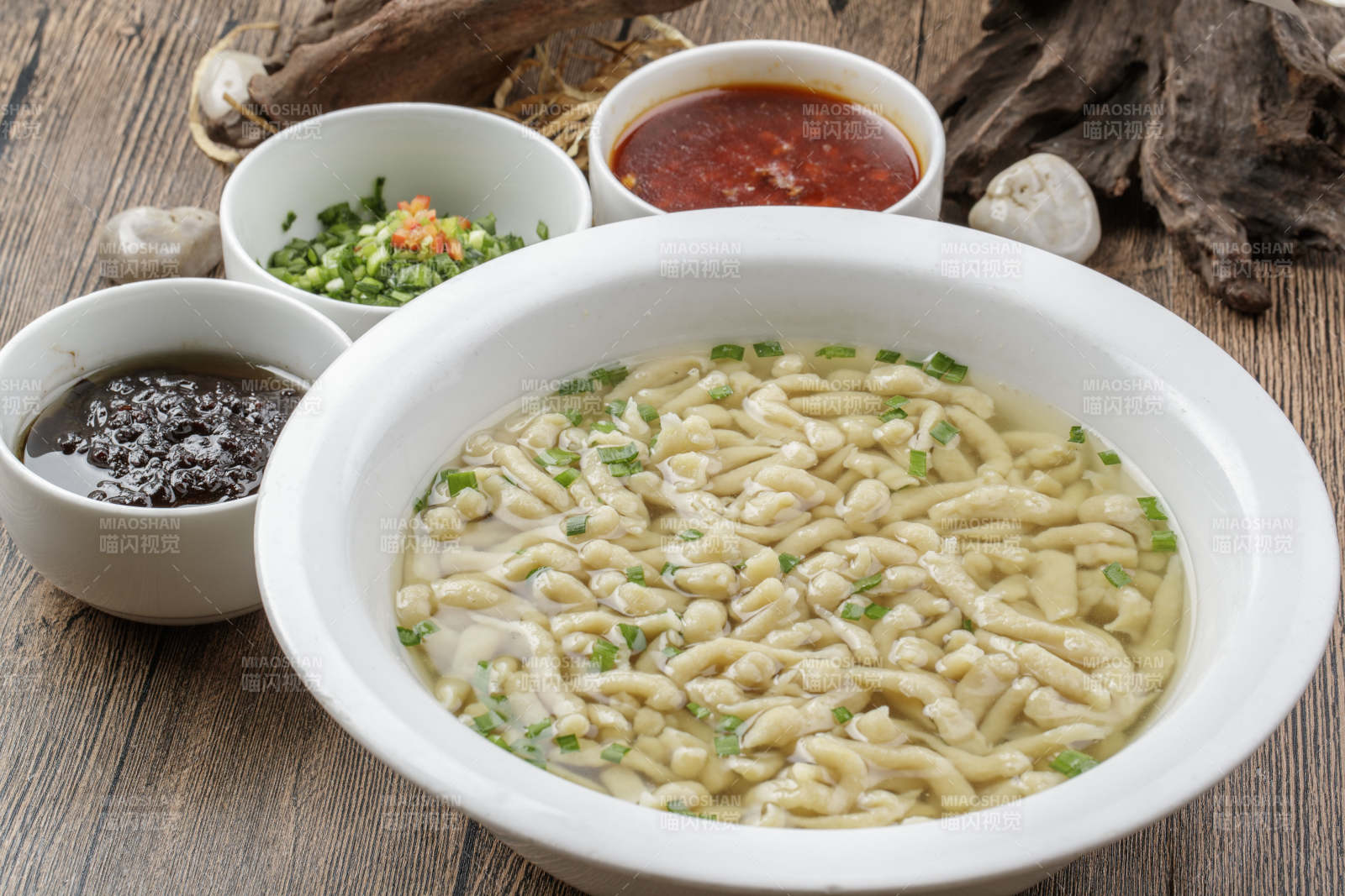 健康美味的黑豆窝头摆放在寿司帘上