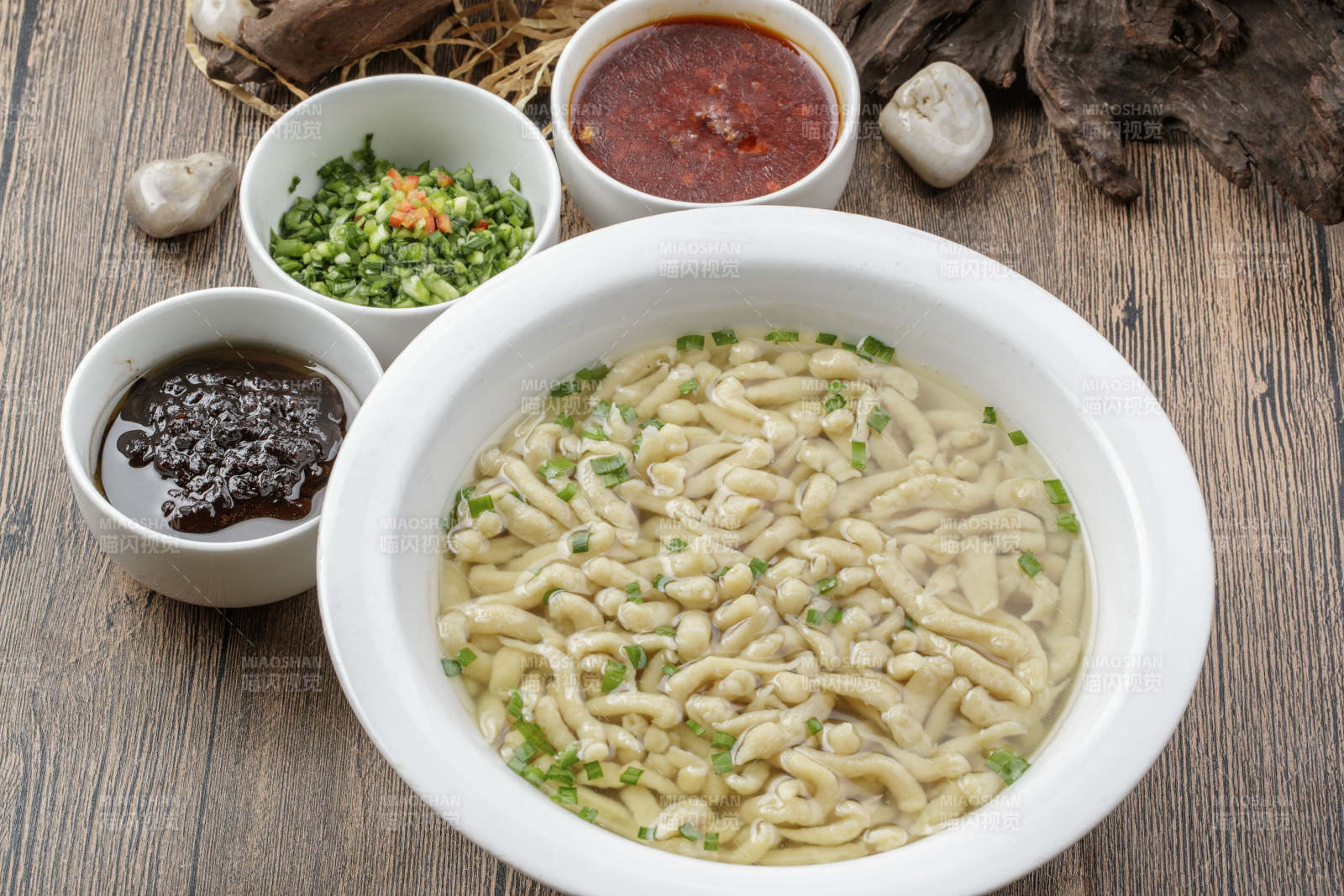 健康美味的黑豆窝头摆放在寿司帘上