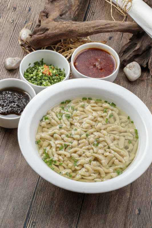 健康美味的黑豆窝头摆放在寿司帘上