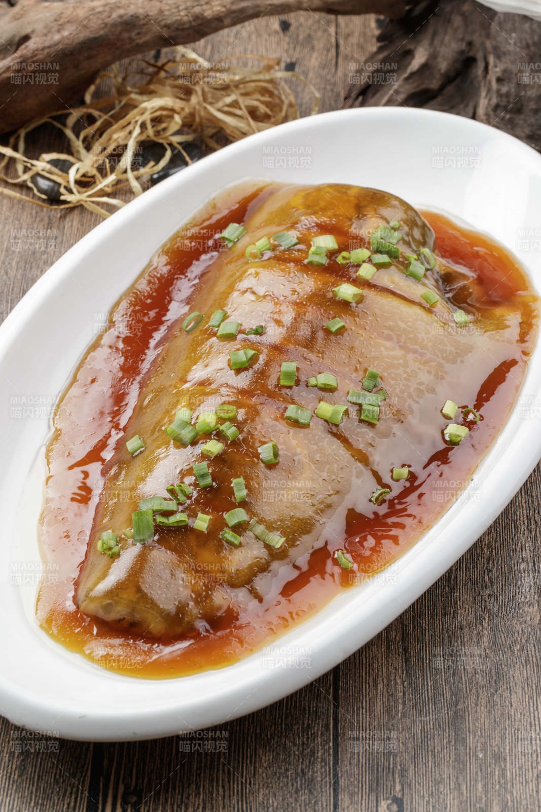 白色瓷盘装的虾仁粉丝白菜汤