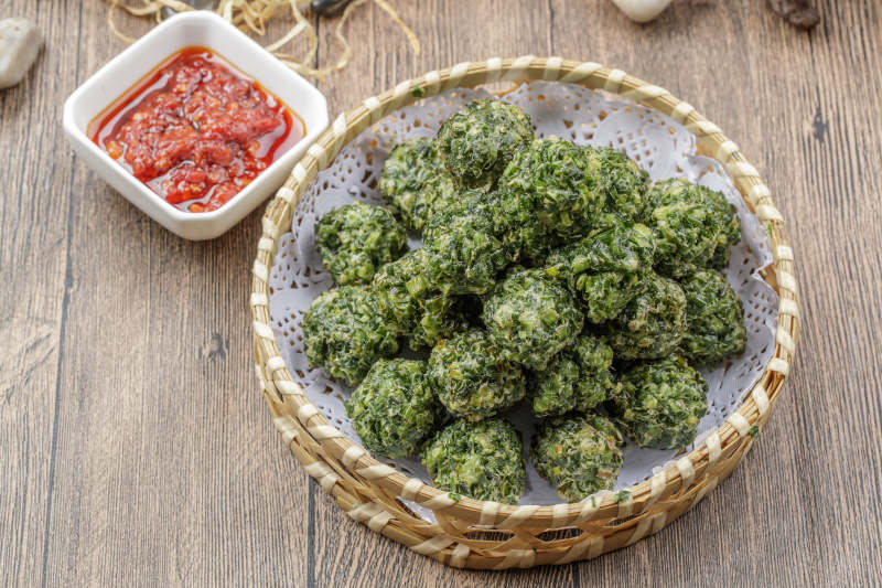 白色瓷盘装的虾仁粉丝白菜汤