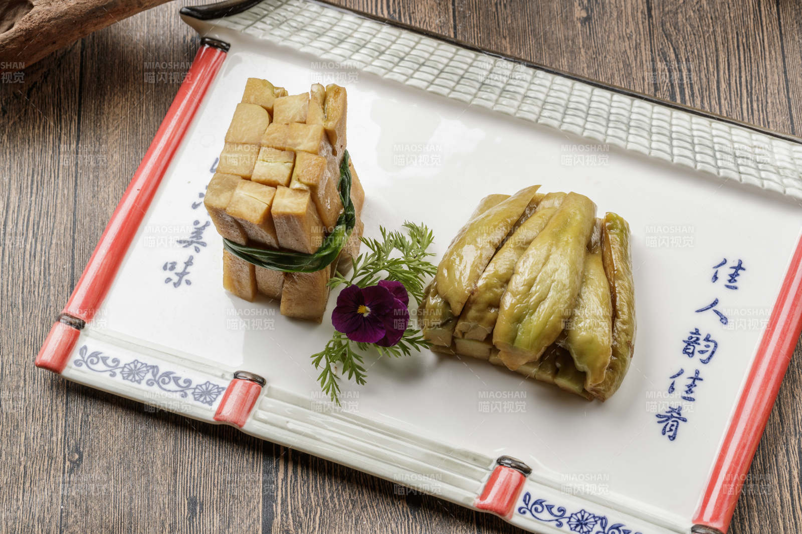 精美瓷餐具装的腌渍佛手瓜图片