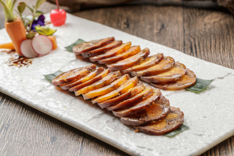 白色瓷盘装的猪耳鱿鱼蛋黄卷