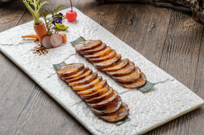 白色瓷盘装的猪耳鱿鱼蛋黄卷