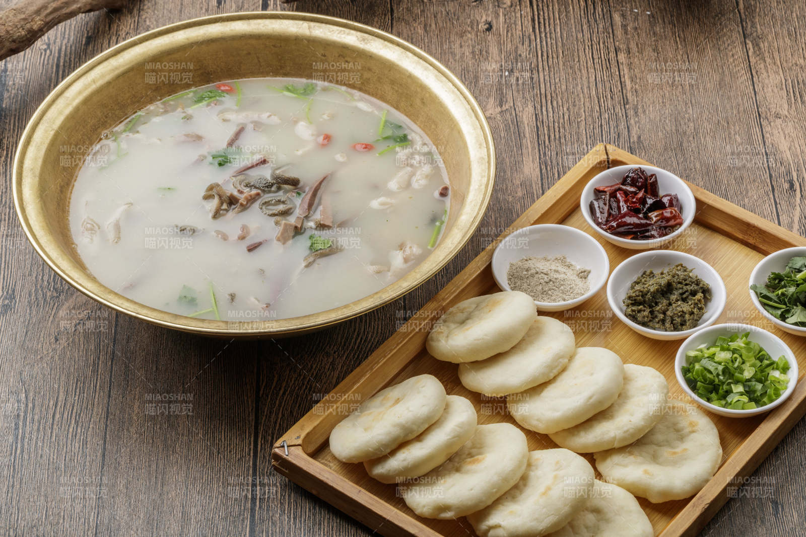 铁盆羊杂配白吉馍羊汤