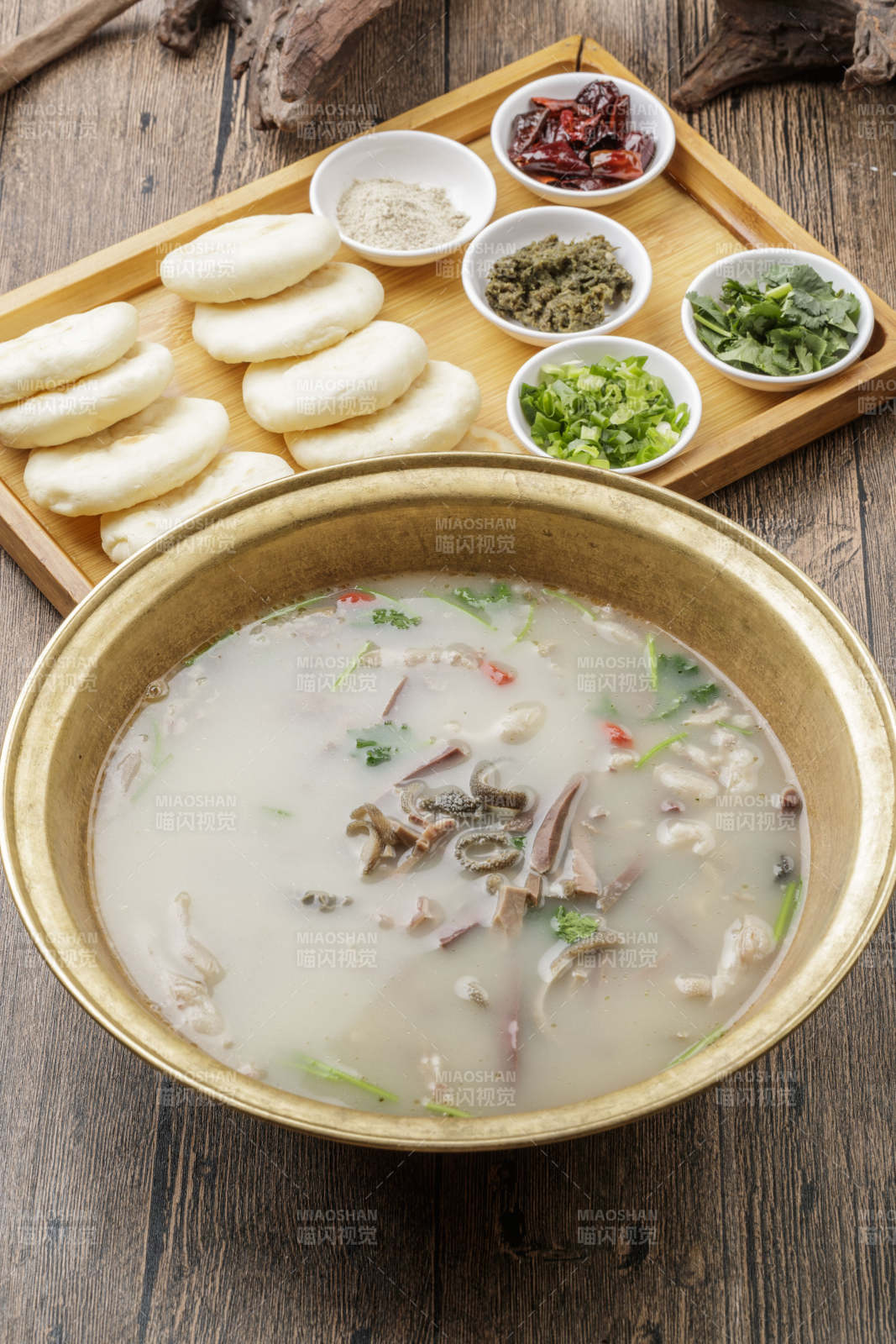 铁盆羊杂配白吉馍羊汤