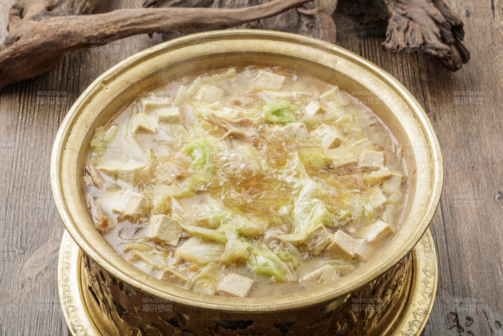 铁锅白菜粉丝炖豆腐-摄影图