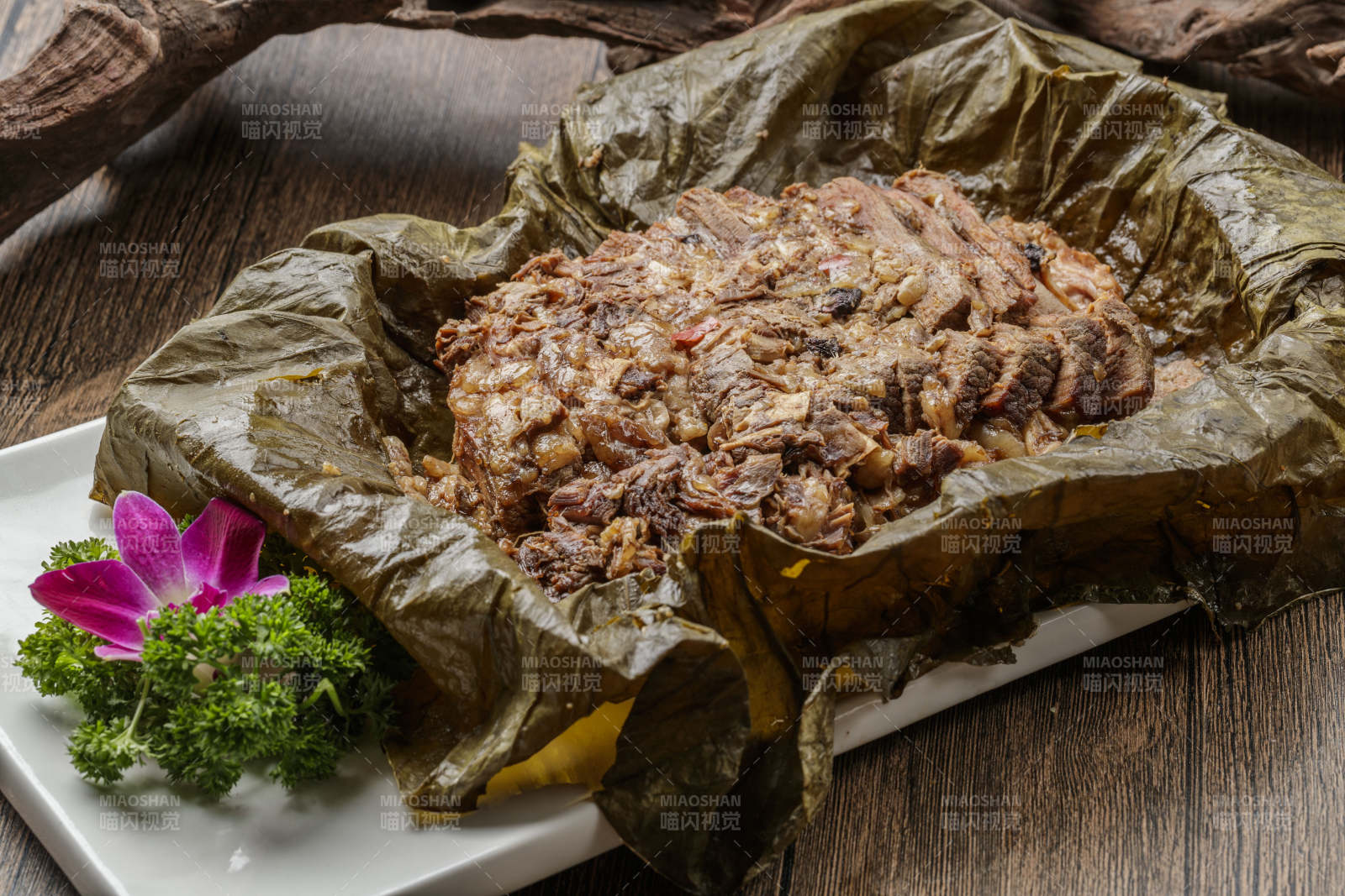 叫花荷叶猪肘子-摄影图