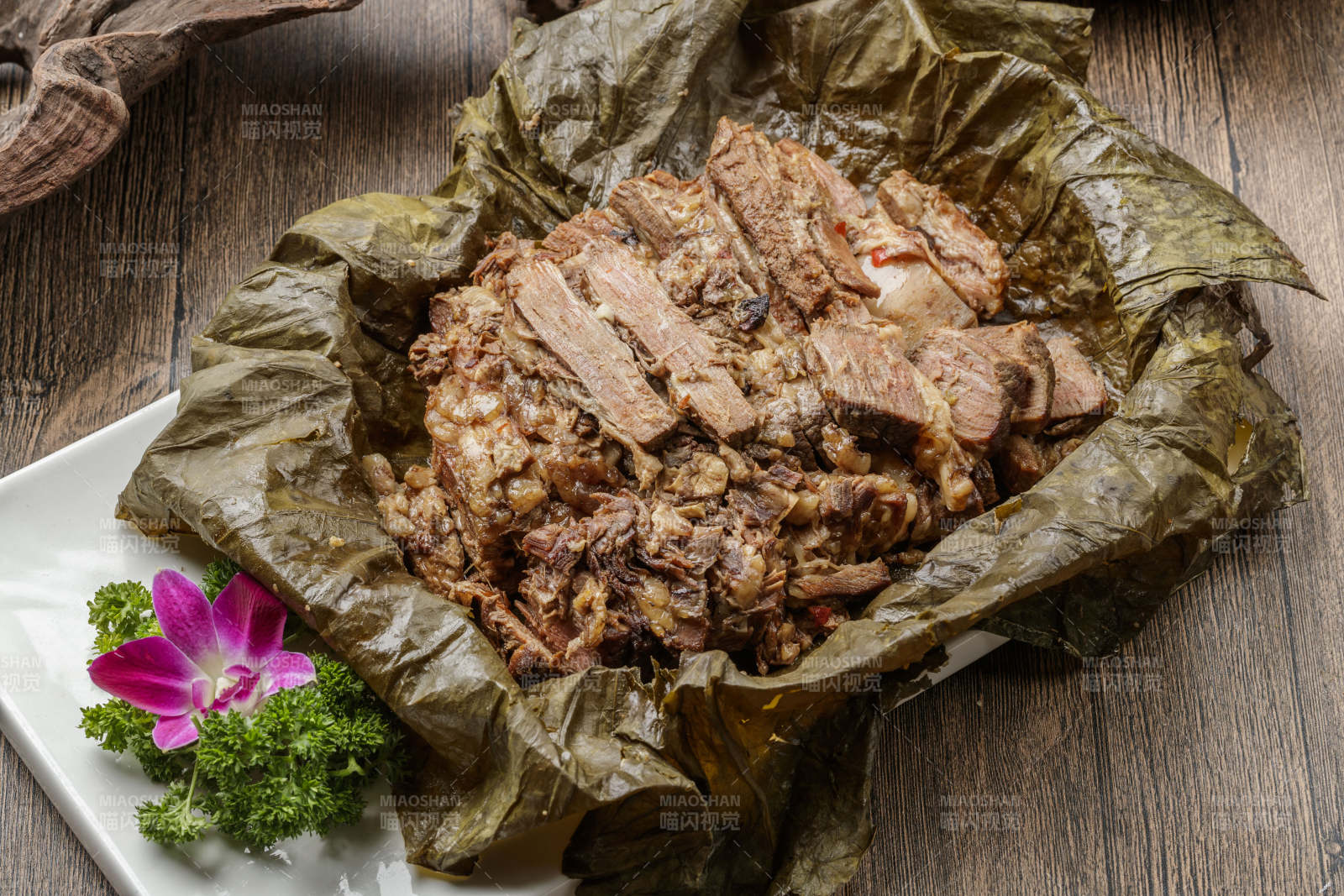 叫花荷叶猪肘子-摄影图