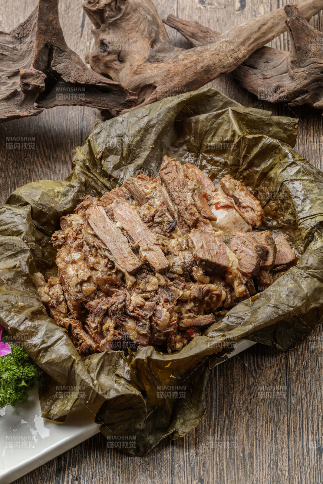 叫花荷叶猪肘子-摄影图