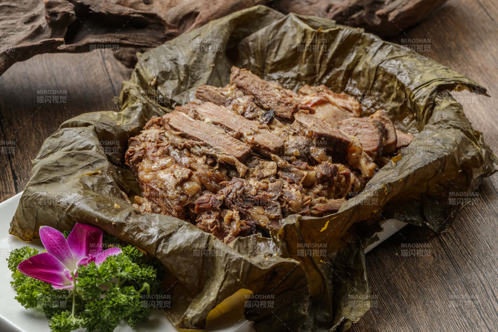 叫花荷叶猪肘子-摄影图