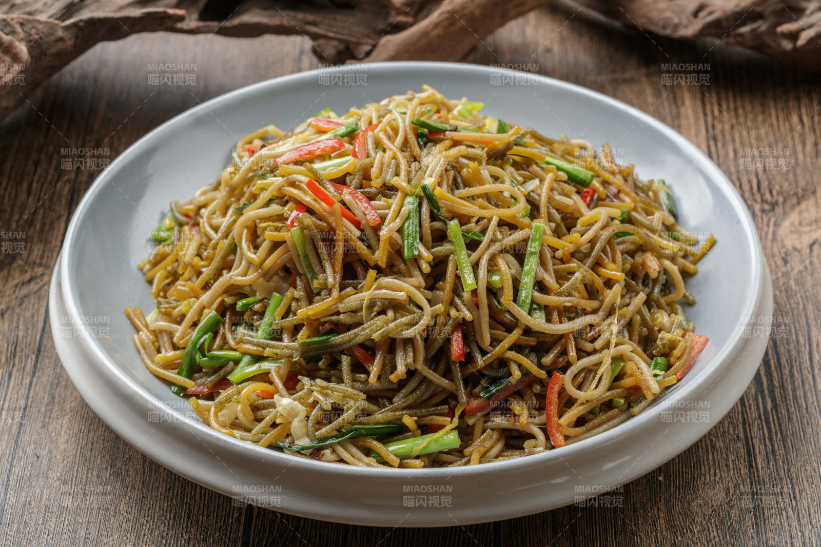 精美餐具装的韭菜素炒红薯粉