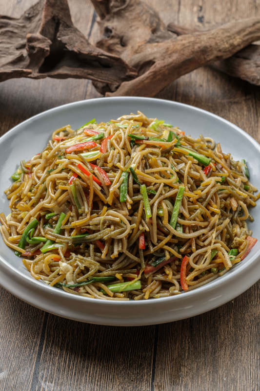 精美餐具装的韭菜素炒红薯粉