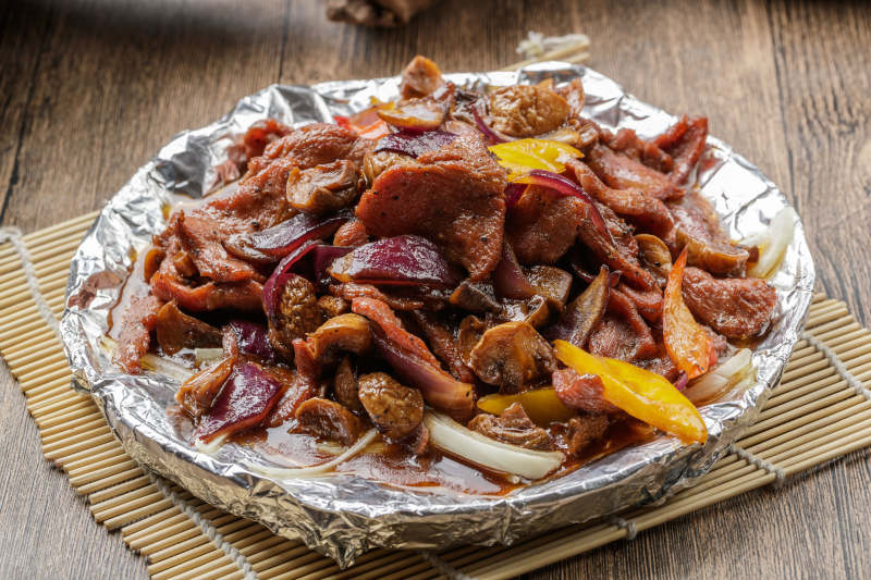 黑色铁盘装的锡纸铁板牛肉