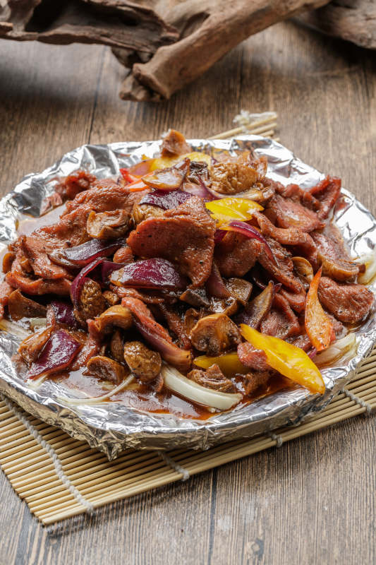 黑色铁盘装的锡纸铁板牛肉