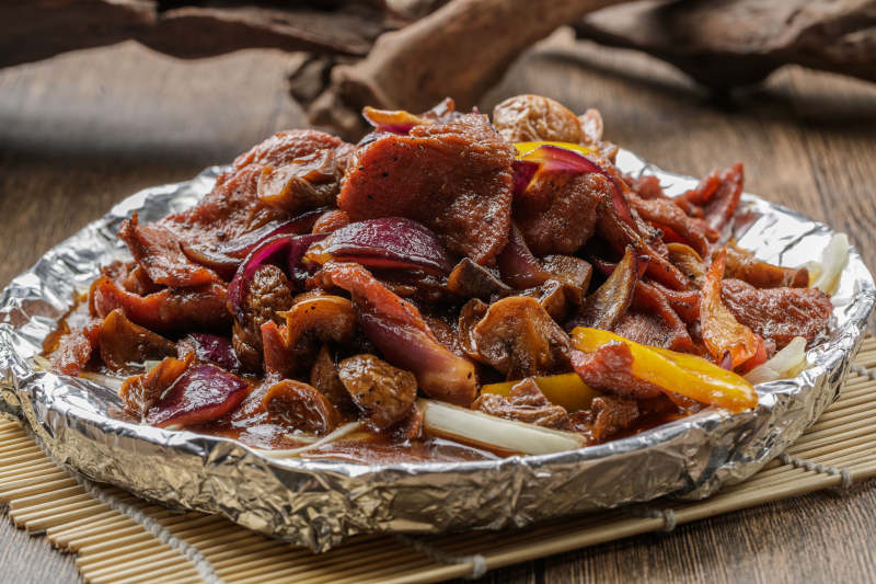 黑色铁盘装的锡纸铁板牛肉