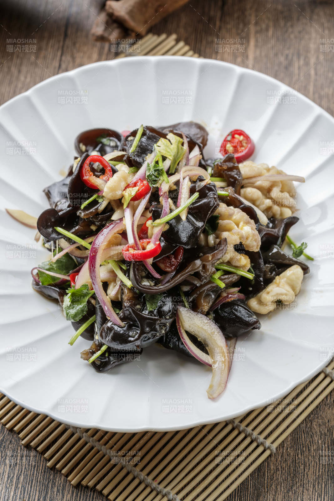 洋葱木耳鲜桃仁